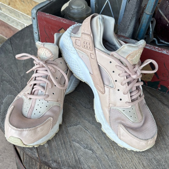 Nike Air Huarache Run Pink Sneakers - Picture 1 of 8